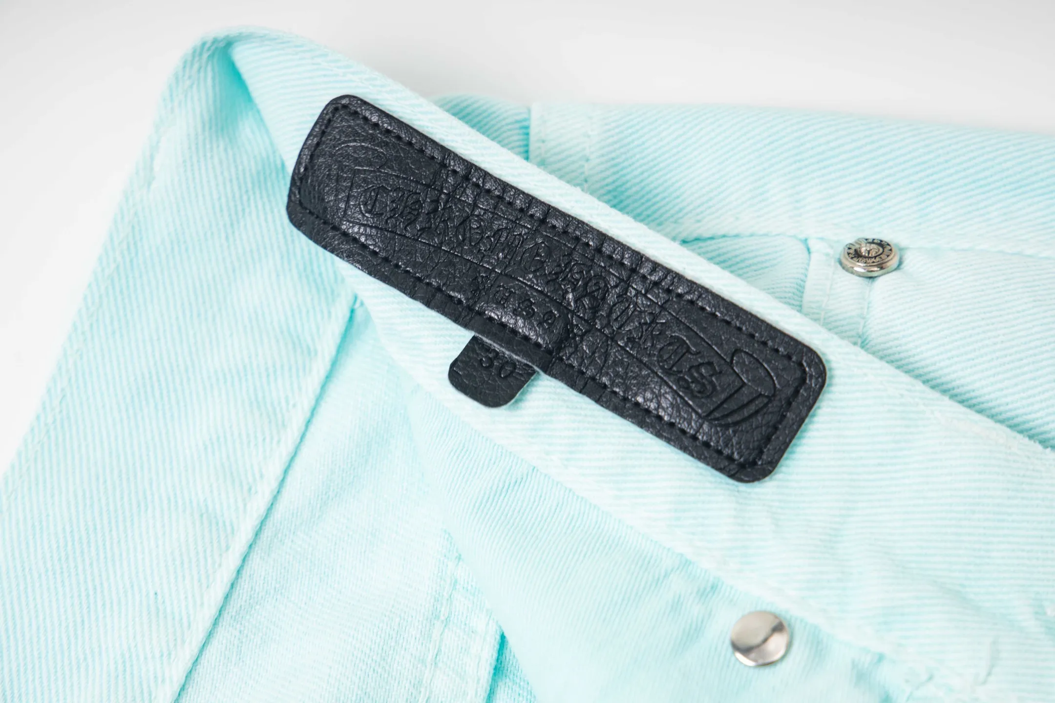 P240 (high version, running quantity) Chrome Hearts light blue blue pants, pink and blue patchwork leather couple's best friend jeans. CH jeans need to be washed and then disassembled and hand-ordered with sheepskin cross leather and then spliced ​​to complete. The whole piece has too many craftsmanship to describe. The patches are decorated with cross flowers, and the high-waisted washed jeans! ! Absolutely high-end luxury products, god-level single products and super popular products, made with top heavy industry, a must-see magic weapon. Customized hardware. The fabric is thick and soft after washing. It has good breathability. Customized small leather label. Unique design. The details are simple and elegant, and the workmanship is exquisite. The entire trousers are neatly routed and the details are in place! It’s so cool that both men and women can easily control the genderless trend! Style number: 1817# Color: Picture color Size: 28 30 32 34 36